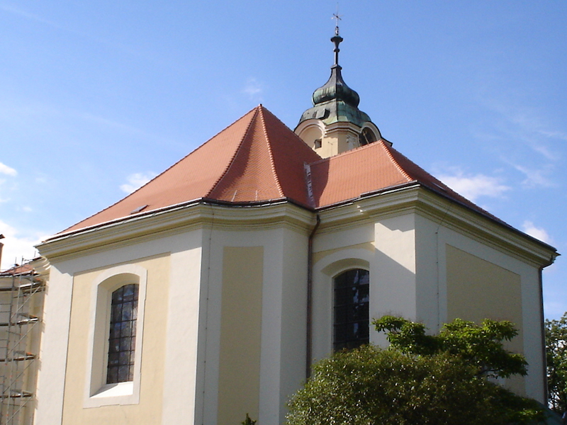 Kostel Lány krytina bobrovka ze spoda