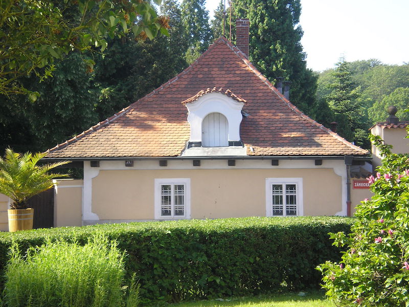 Vrátnice Zámek Lány krytina bobrovka front
